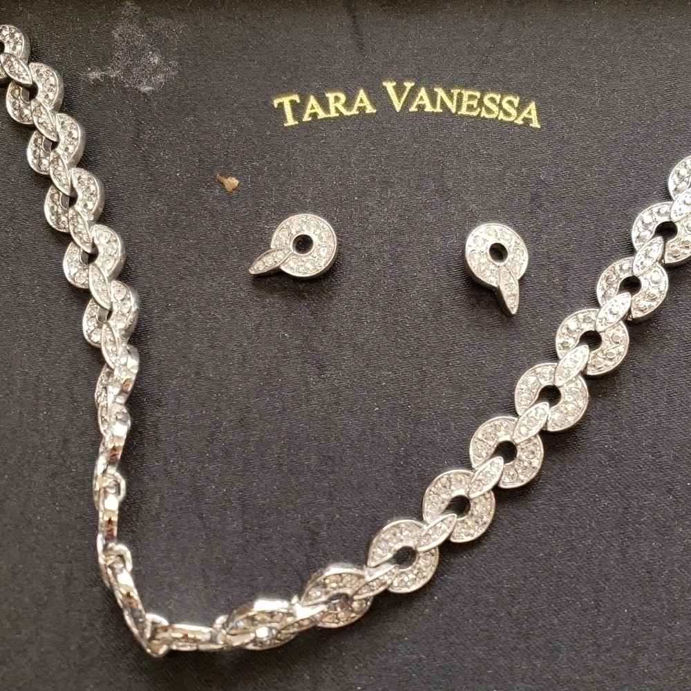 𝅺TARA Vanessa round link set necklace and post earrings.